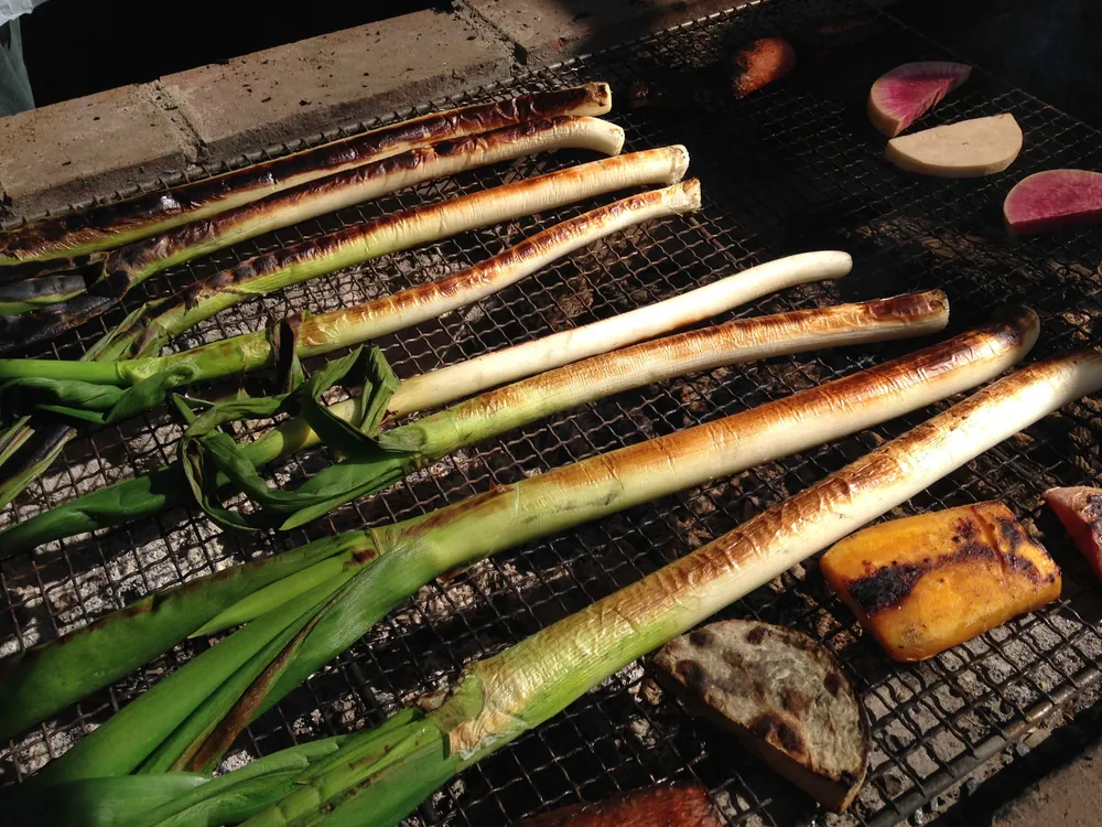 採れたて野菜を焼く