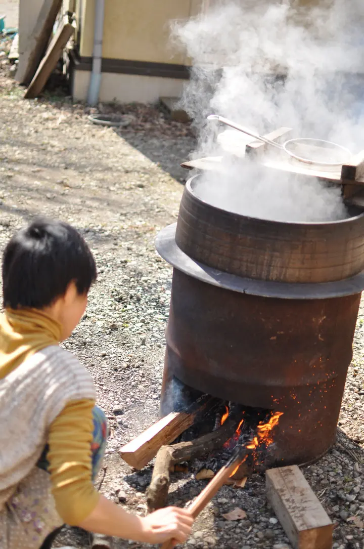 かまどから立ちのぼる湯気